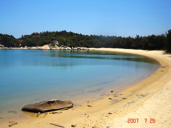 东门屿日月湾的“月湾”，背后是全国海拔最低（海拔60多cm）、玉佛最多的寺庙——东明寺