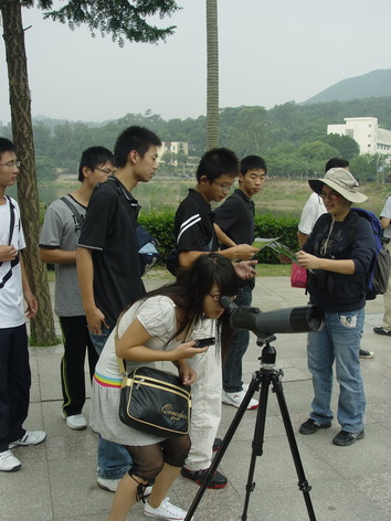 一郡大学生走来，他们表示回去后会填好表寄来！