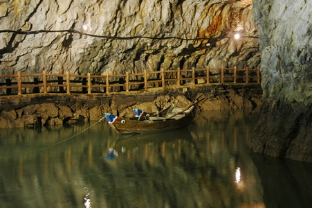 北海坑道和小舟.jpg