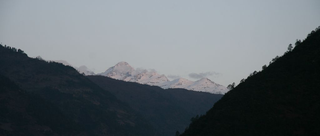 雪山环绕峡谷1.jpg