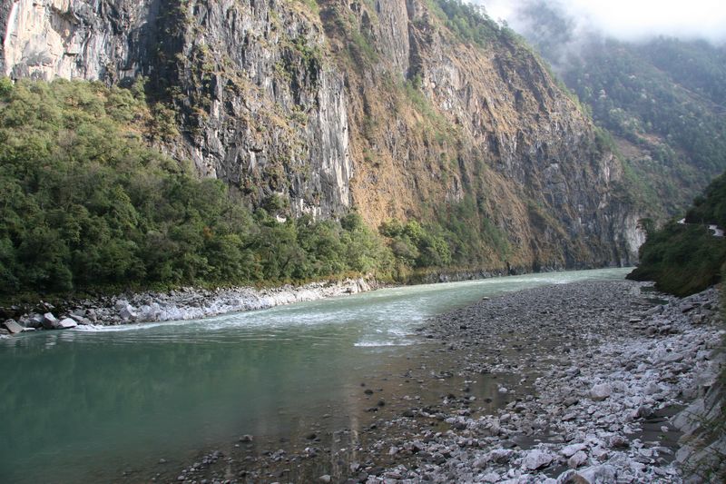 峡谷流水绿如蓝6.jpg