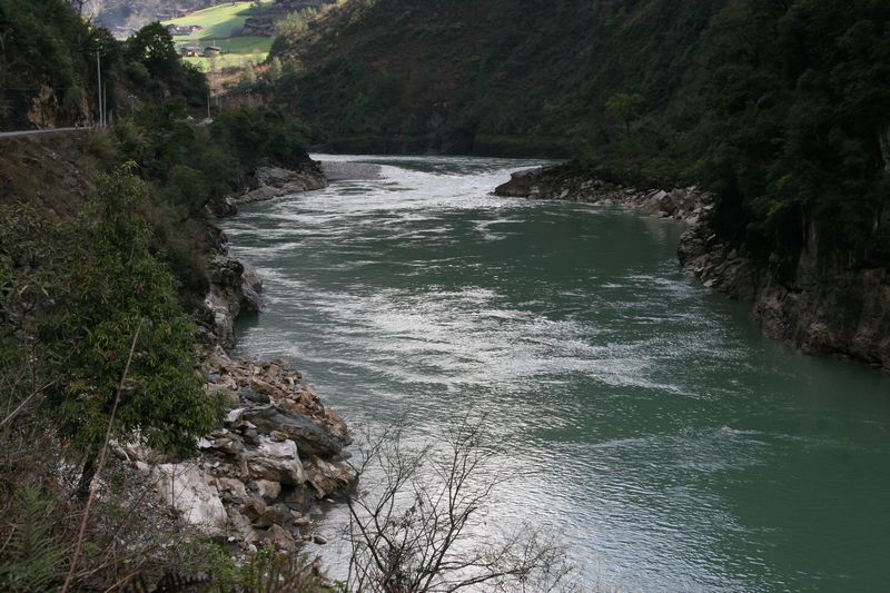 峡谷流水绿如蓝2.jpg