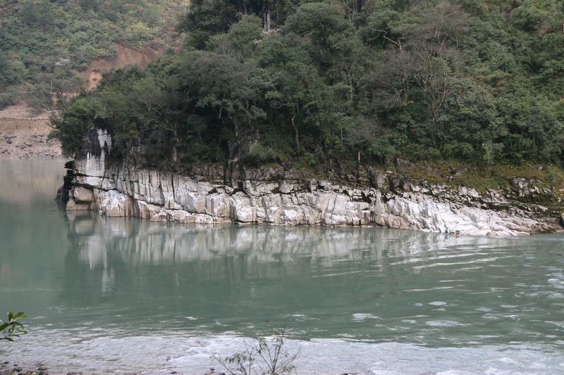 峡谷流水绿如蓝5.jpg