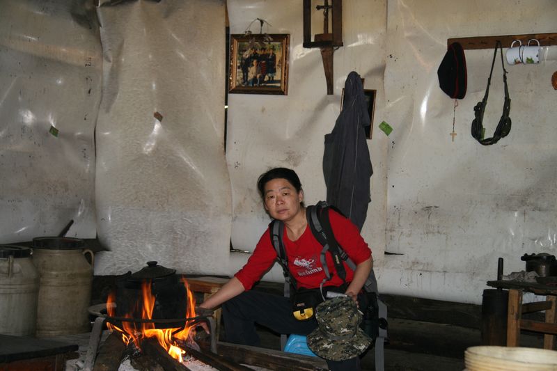 坐在秋那桶村七三家的火塘边.jpg